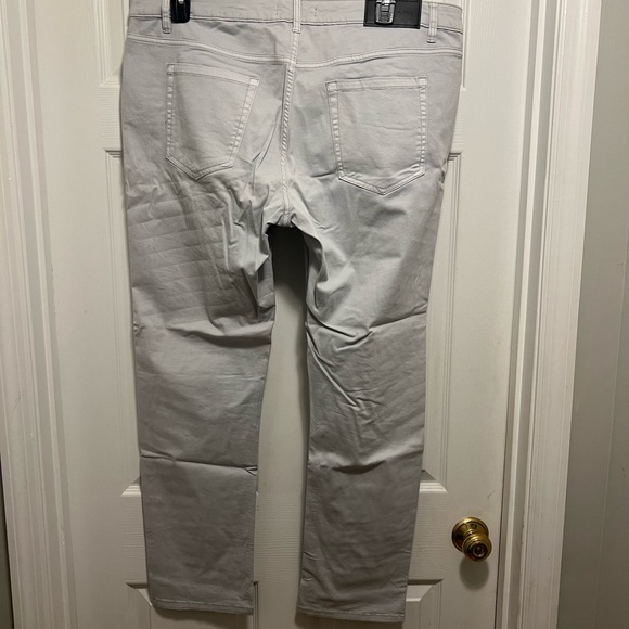 Tahari Men's Light Gray Slim Jeans - Picture 3 of 4